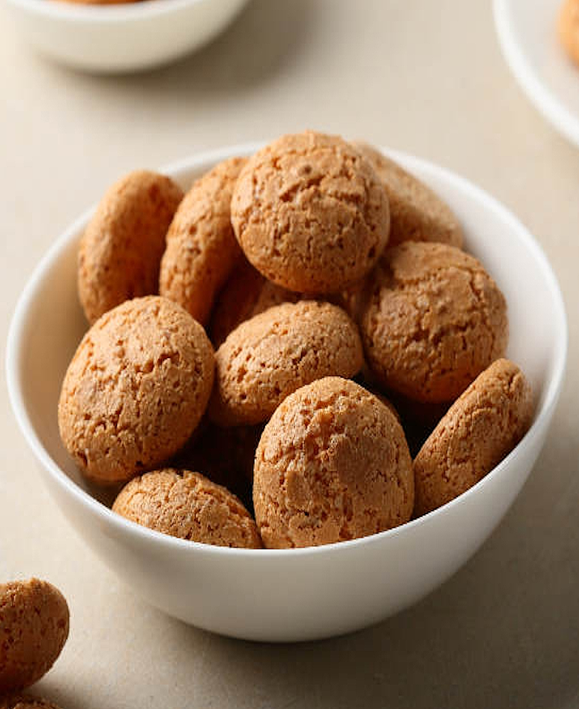 Recette des Amaretti di Sassello, biscuits aux amandes traditionnels d'Italie, spécialité de Ligurie, ville de Sassello