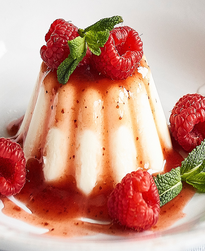 Recette de la Panna cotta, crème cuite à la vanille, dessert traditionnel d'Italie, spécialité du Piémont, région des Langhe