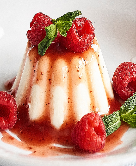 Recette de la Panna cotta, crème cuite à la vanille, dessert traditionnel d'Italie, spécialité du Piémont, région des Langhe