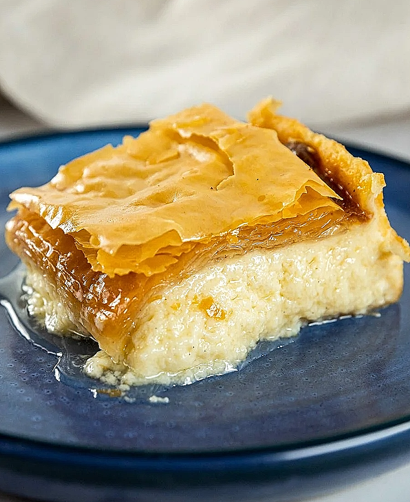 Recette grecque athénienne du Galaktoboureko traditionnel en pâte filo, crème semoule et sirop parfumé