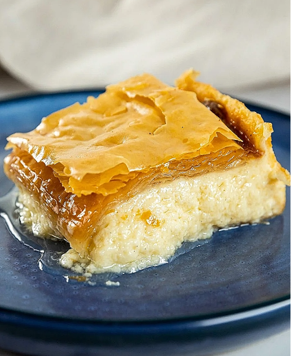 Recette grecque athénienne du Galaktoboureko traditionnel en pâte filo, crème semoule et sirop parfumé