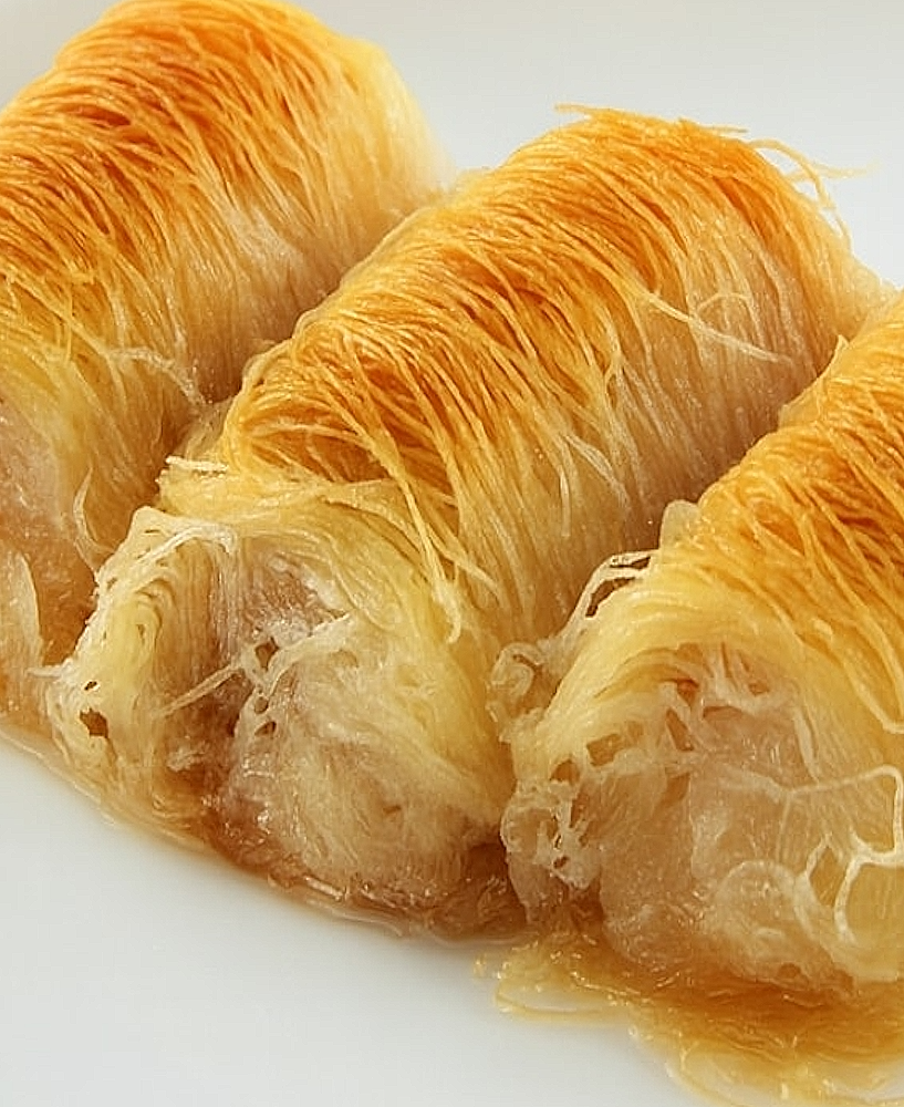 Recette grecque de Kataifi d'Athènes à la pâte filo effilée, noix concassées et sirop parfumé aux agrumes
