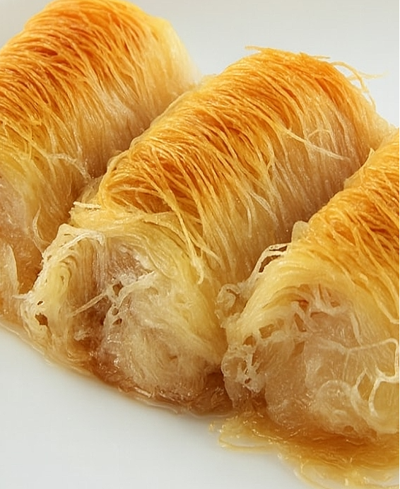 Recette grecque de Kataifi d'Athènes à la pâte filo effilée, noix concassées et sirop parfumé aux agrumes