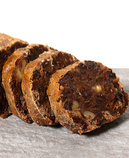 Recette suisse alémanique des Grisons de Birnbrot traditionnel, pain sucré aux poires séchées, fruits secs et pâte levée