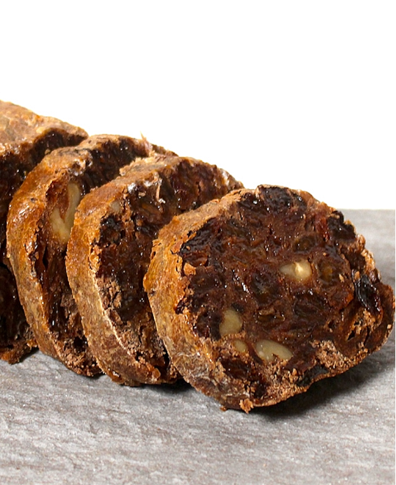 Recette suisse alémanique des Grisons de Birnbrot traditionnel, pain sucré aux poires séchées, fruits secs et pâte levée