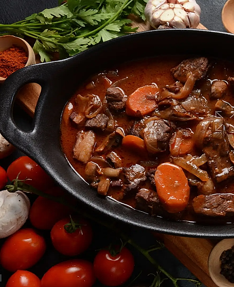 Recette traditionnelle française du Bœuf Bourguignon – plat emblématique de la cuisine de terroir