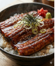 Recette d’Unagi Don, bol japonais de riz garni d’anguille grillée laquée à la sauce sucrée salée traditionnelle
