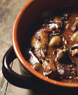 Recette traditionnelle française du Coq au Vin – plat mijoté emblématique de Bourgogne