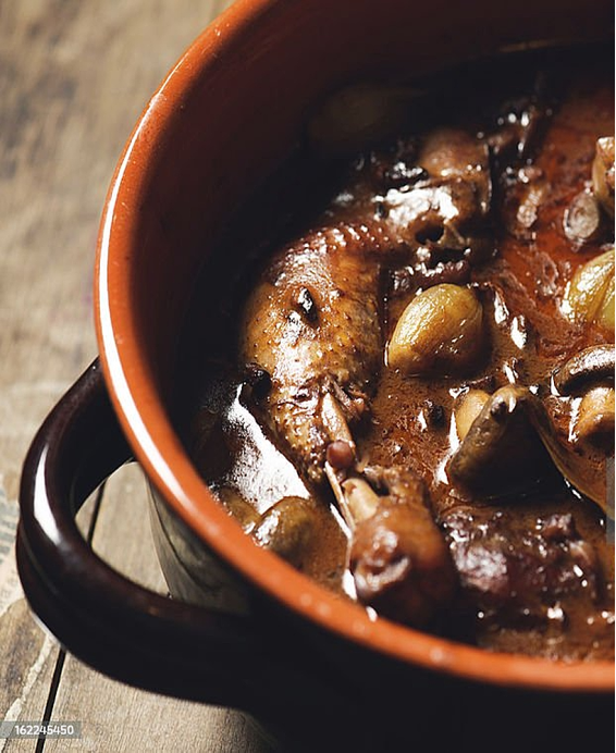 Recette traditionnelle française du Coq au Vin – plat mijoté emblématique de Bourgogne