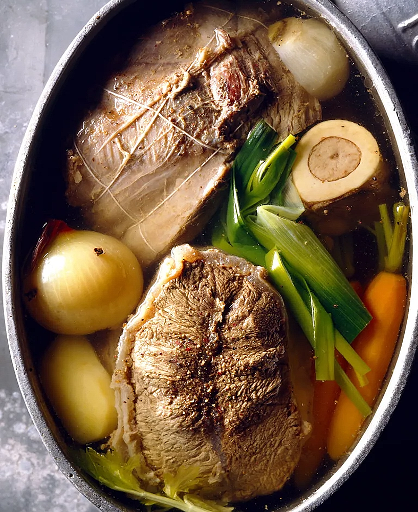 Recette traditionnelle française du Pot-au-feu Plat ancestral de viande et légumes mijotés