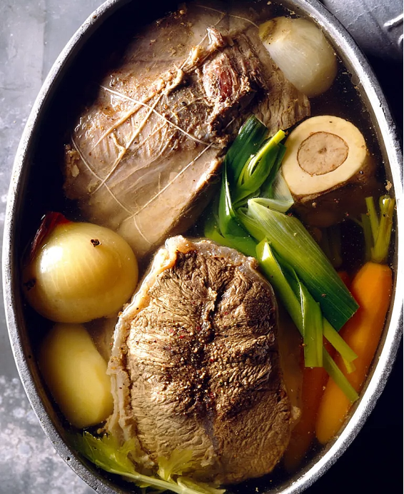 Recette traditionnelle française du Pot-au-feu Plat ancestral de viande et légumes mijotés