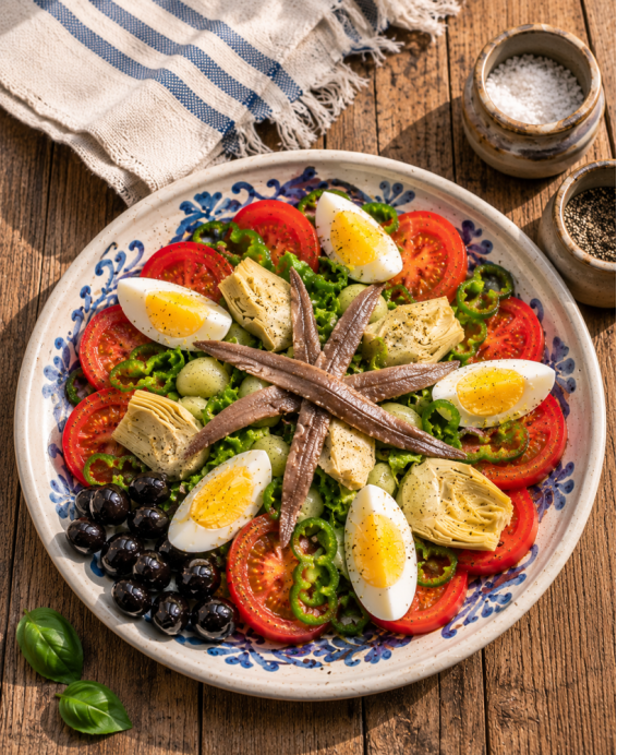 Recette de la Salade Niçoise — salade méditerranéenne crue et fraîche du Vieux-Nice