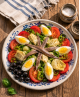 Recette de la Salade Niçoise — salade méditerranéenne crue et fraîche du Vieux-Nice