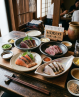 Recette traditionnelle du tataki japonais, technique de saisie rapide et de choc froid appliquée au poisson et à la viande