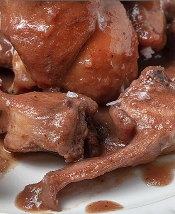 Recette de Lapin à la Liégeoise – plat traditionnel belge sucré-salé à base de sirop de Liège
