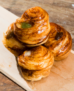 Recette de brioche d’escargots au beurre persillé, condiment pomme céleri et bouillon froid d’ail doux et orties fraîches