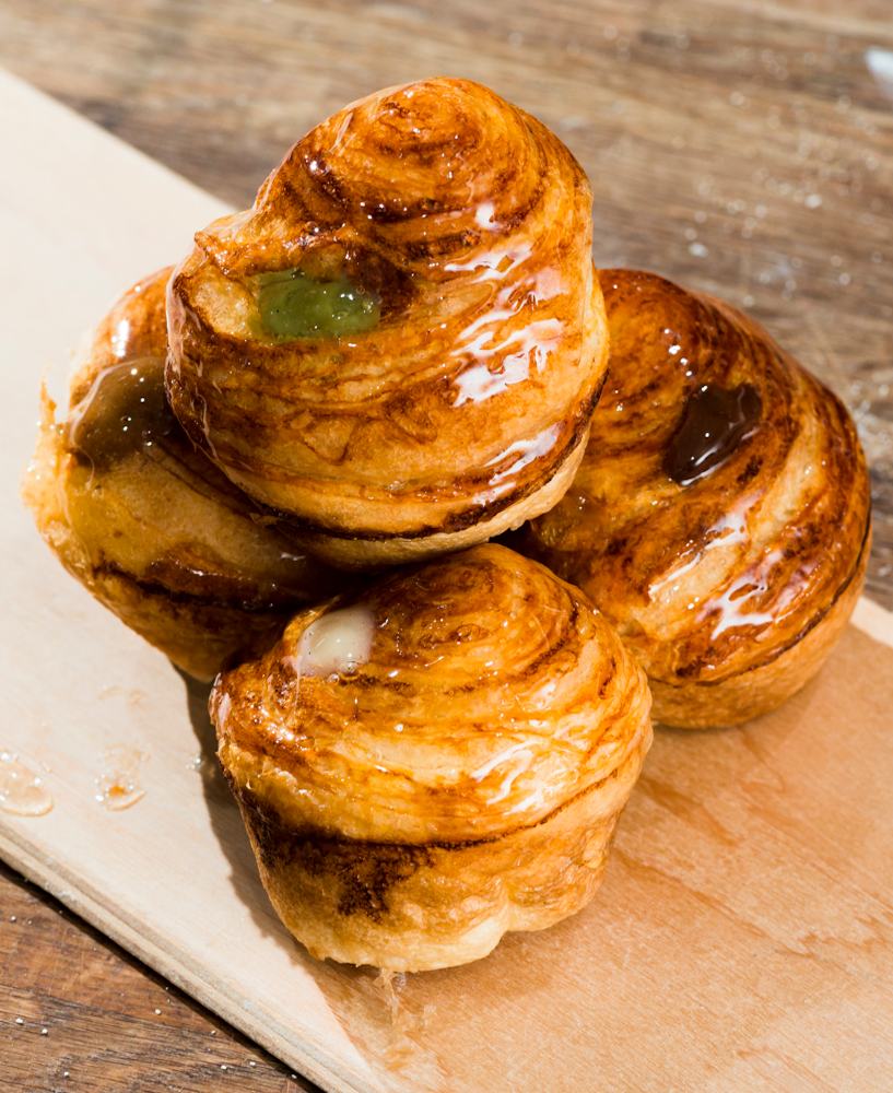 Recette de brioche d’escargots au beurre persillé, condiment pomme céleri et bouillon froid d’ail doux et orties fraîches