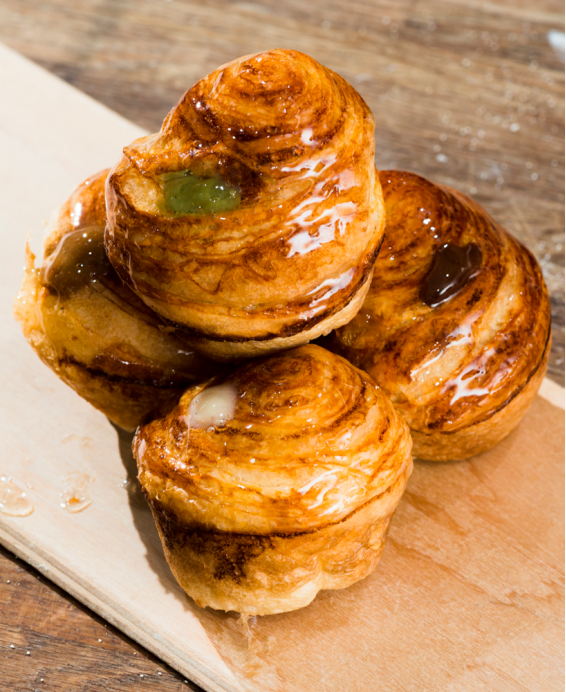 Recette de brioche d’escargots au beurre persillé, condiment pomme céleri et bouillon froid d’ail doux et orties fraîches