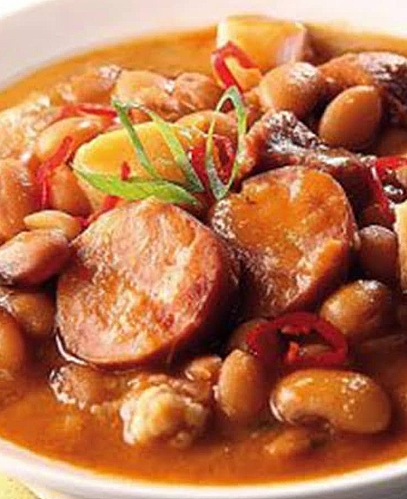 Recette traditionnelle de Feijoada de Favas, ragoût portugais de fèves mijotées aux viandes et saucisses locales