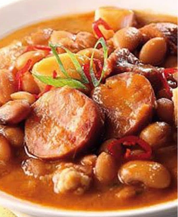 Recette traditionnelle de Feijoada de Favas, ragoût portugais de fèves mijotées aux viandes et saucisses locales