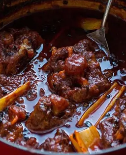 Recette traditionnelle de la Coda alla Vaccinara romaine, ragoût antique de queue de bœuf mijotée aux légumes