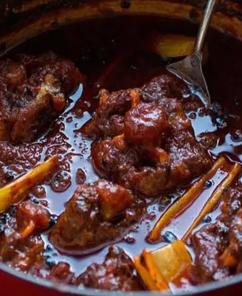 Recette traditionnelle de la Coda alla Vaccinara romaine, ragoût antique de queue de bœuf mijotée aux légumes