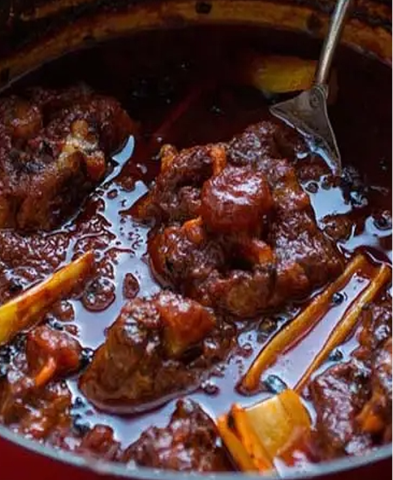 Recette traditionnelle de la Coda alla Vaccinara romaine, ragoût antique de queue de bœuf mijotée aux légumes